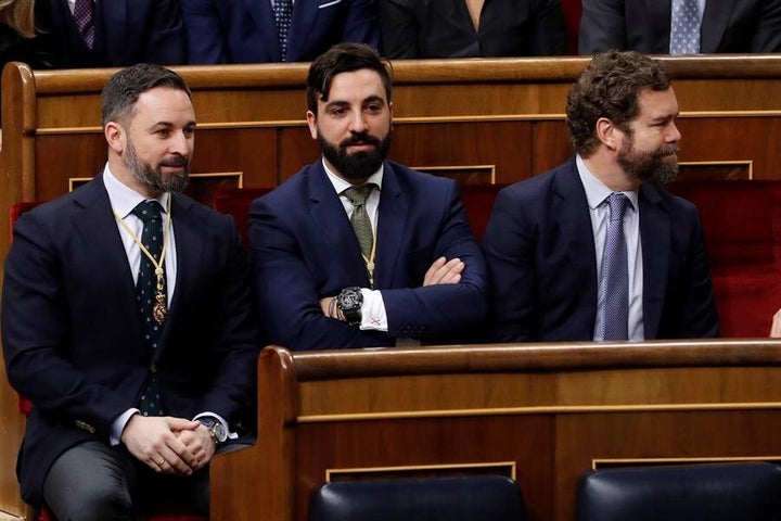 Los diputados de Vox Santiago Abascal e Iván Espinosa de los Monteros, junto al senador Jacobo González-Robatto (c) en el Congreso este lunes.
