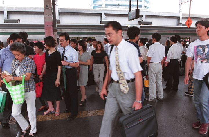 通勤時間帯、埼京線に乗り降りする人たち（2000年撮影・イメージ）