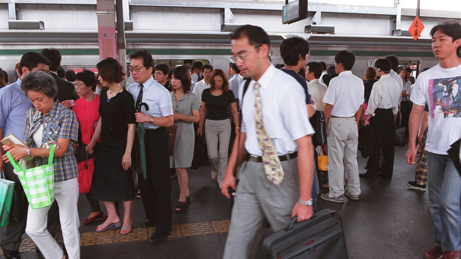 痴漢に遭ったらアプリで車掌に通報 Jr東日本が実証実験実施へ ハフポスト