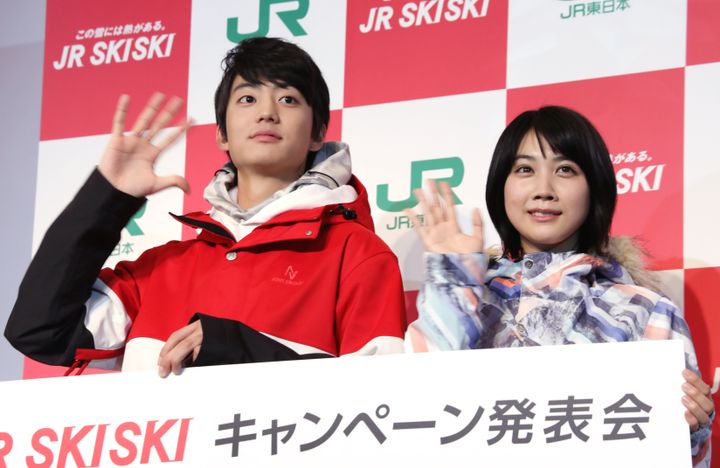 「JR SKISKI」キャンペーン発表会に出席した際の伊藤健太郎さん（左）。隣は松本穂香さん＝2018年