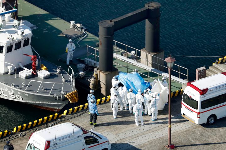 Νοσηλευτικό προσωπικό απομακρύνει επιβάτη του κρουαζιερόπλοιου Diamond Princess που βρέθηκε θετικός στον κορονοϊό. Το πλοίο έχει αγκυροβολήσει στο λιμάνι της Γιοκοχάμα στην Ιαπωνία και συνολικά επιβαίνουν 3.711 άτομα.