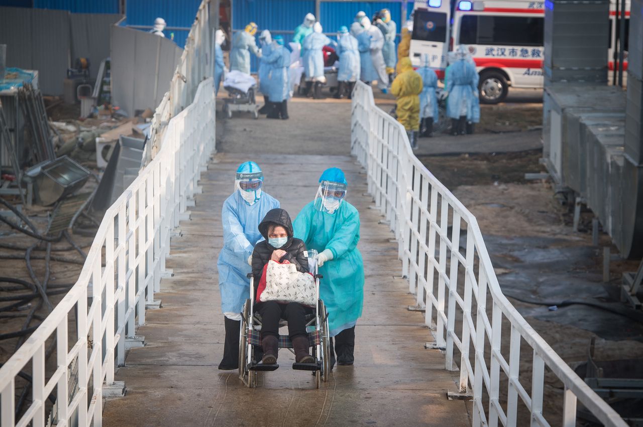 Μεταφορά ασθενή, κατοίκου της πόλης Γουχάν στο νοσοκομείο (4 Φεβρουαρίου)