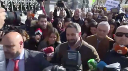 Encontronazo entre Andrea Ropero y Santiago Abascal: 