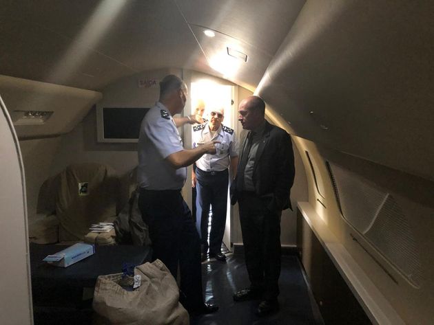 Ministro da Defesa, Fernando Azevedo, inspecionou os aviões da FAB que decolaram na quarta rumo a Wuhan...