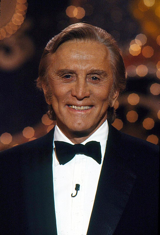 L’acteur Kirk Douglas, dernier grand monstre sacré de Hollywood, est mort ce mercredi 5 février à l’âge de 103 ans, a annoncé son fils Michael Douglas.Kirk Douglas a joué dans une centaine de films, dont les meilleurs sont devenus des classiques, comme “Vingt mille lieues sous les mers” (1954), “Les sentiers de la gloire” (1957) et surtout “Spartacus” (1960) un peplum engagé, en pleine chasse aux communistes, qui en avait fait une vedette mondiale.