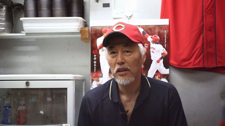 福士投手のチームメートだった木山英求さん（李英求）。現在は東京で飲食店を経営している。映画「玄界灘の落ち葉」より