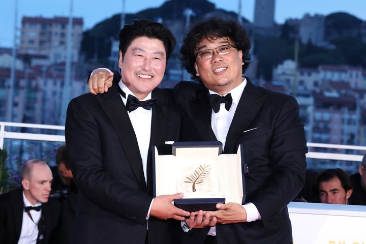 カンヌ映画祭で最高賞パルムドールを受賞したポン・ジュノ監督（右）と俳優のソン・ガンホさん