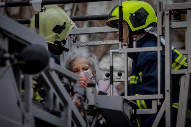 Φωτιά σε διαμέρισμα στο Π. Φάληρο - Απεγκλωβισμός δύο