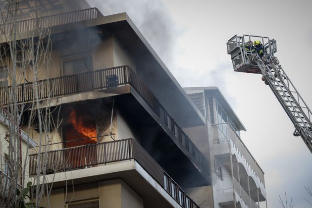 Φωτιά σε διαμέρισμα στο Π. Φάληρο - Απεγκλωβισμός δύο