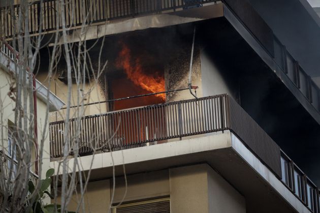 Φωτιά σε διαμέρισμα στο Π. Φάληρο - Απεγκλωβισμός δύο