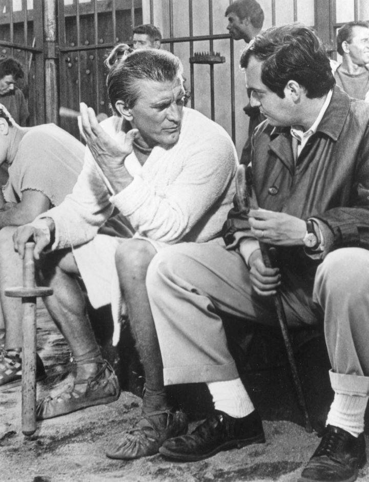 Με τον Στάνλεϊ Κιούμπρικ στα γυρίσματα της ταινίας «Σπάρτακος», δεύτερη συνεργασία τους μετά την αντιμιλιταριστική ταινία για τον Α Παγκόσμιο Πόλεμο, «Σταυροί στο Μέτωπο» (Paths of Glory, 1957). 
