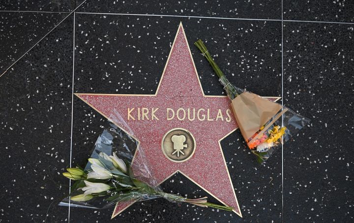 Λίγα λουλούδια στο Αστέρι του Κέρκ Ντάγκλας στη Λεωφόρο της Δόξας του Χόλιγουντ. 