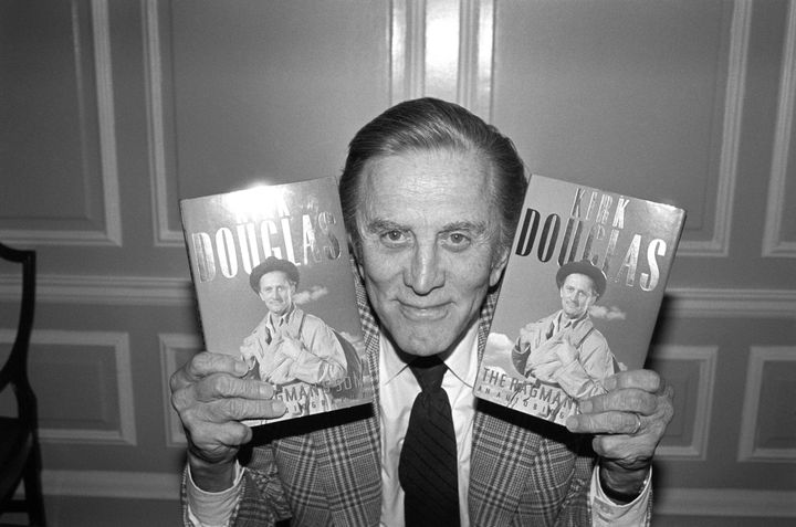 Κρατώντας δύο αντίτυπα της αυτοβιογραφίας του. 
