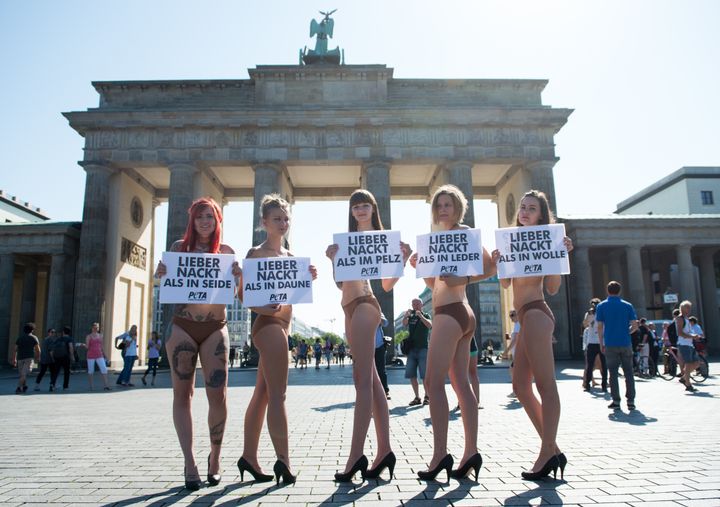 Διαμαρτυρία στο Βερολίνο με τη φράση «Προτιμώ να πάω γυμνός, παρά να φορέσω γούνα»