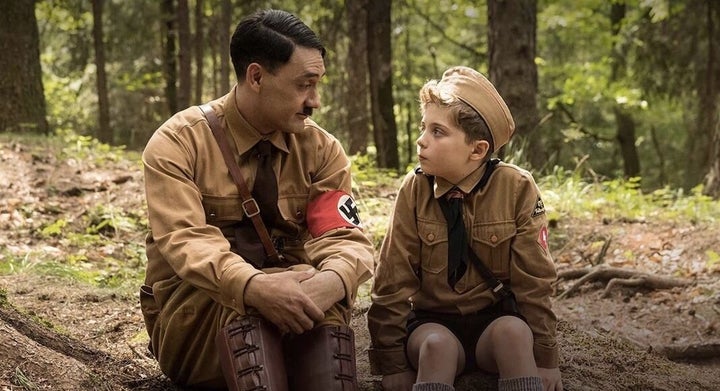 Taika Waititi y Roman Griffin en 'Jojo Rabbit'.