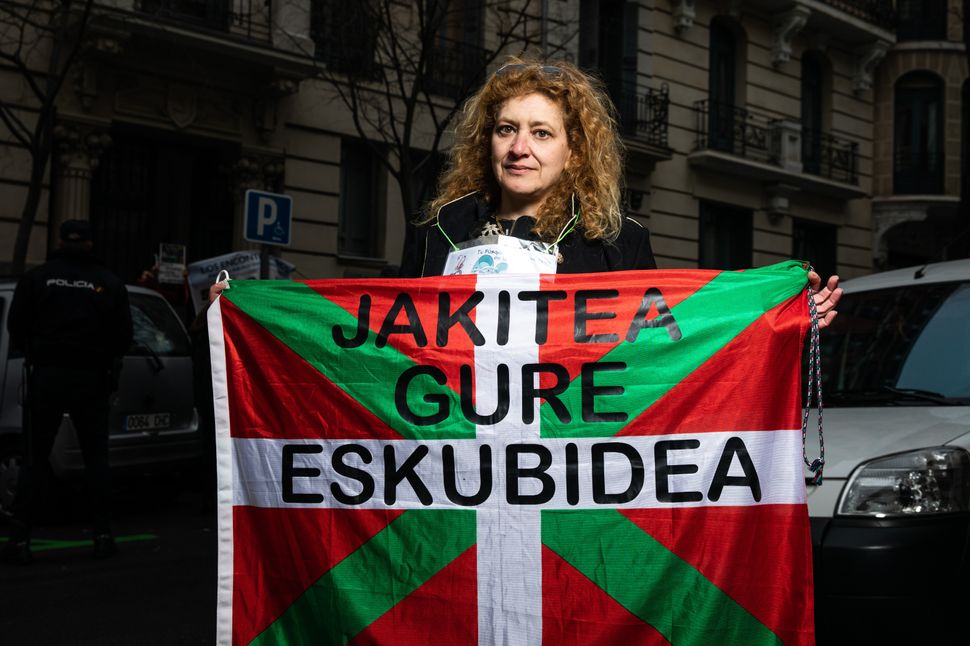 Ainhoa, frente a la sede de la Fiscalía General del