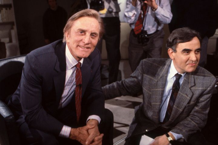 Kirk Douglas (gauche) sur le plateau de l'émission «Apostrophes» à Paris le 27 janvier 1989.