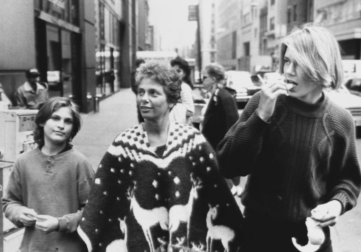 Joaquin y River Phoenix junto a su madre, Arlyn Sharon.