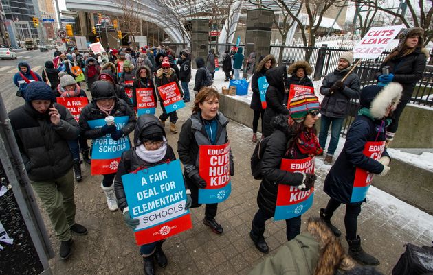 2月6日にトロントのダウンタウンで印象的なオンタリオ州の教師が抗議
