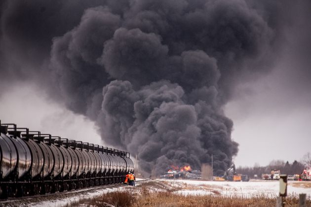 サスク州ガーンジー近くの脱線したカナダ太平洋鉄道の列車から煙が吹き荒れます。オン
