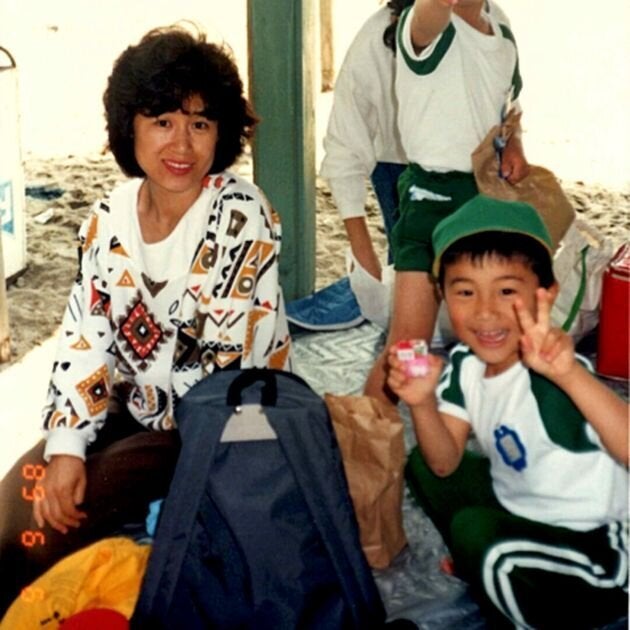 幼い頃の五十嵐さん（右）と母（左）