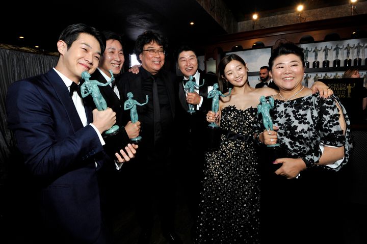 『パラサイト』はアカデミー賞と投票者が一部重複しているPGA（全米プロデューサー組合賞）でも作品賞を受賞。ポン・ジュノ監督（左から3盤面）とキャスト