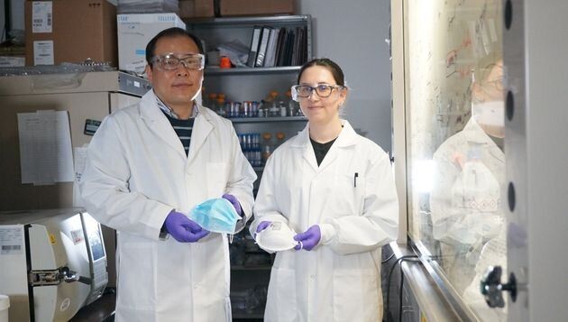 Le professeur Hyo-Jick Choi et la chercheuse Ilaria Rubino sont sur le point de finaliser un masque de...