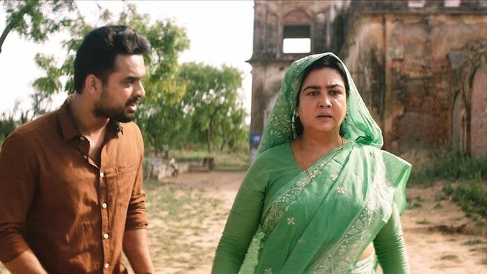 Urvashi with Tovino Thomas in 'Ente Ummante Peru' (2018)