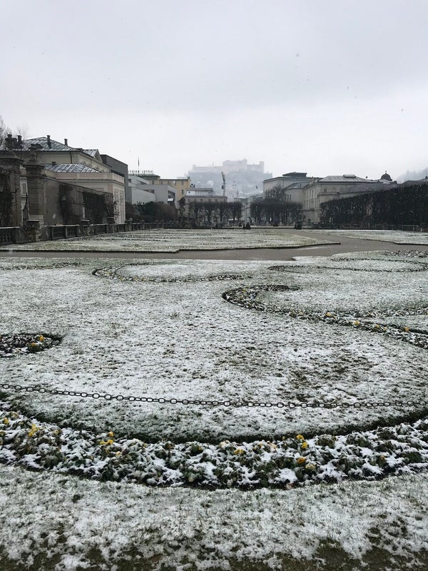 Κήποι Μιραμπέλ το χειμώνα και στο βάθος, τυλιγμένο στην ομίχλη, το Κάστρο