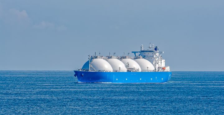 Το LNG συνδέει ένα αρχικό σημείο Α με πολλαπλά εναλλακτικά σημεία Β, Γ, Δ κλπ. καθώς ένα πλοίο μπορεί να μεταφέρει τα φορτία του σε οποιοδήποτε λιμάνι έχει αντίστοιχες υποδομές.