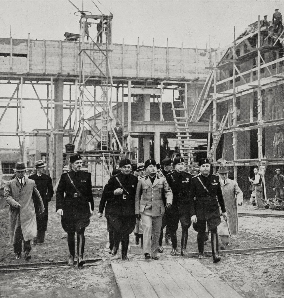 Ο Μουσολίνι μαζί με άλλες ηγετικές φυσιογνωμίες του φασισμού επισκέπτονται τη  Cinecitta.