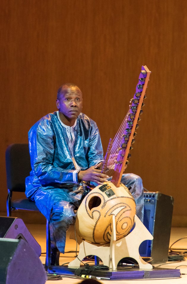 Le musicien malien Ballake Sissoko jouant de la