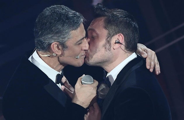 Fiorello E Ferro Suggellano La Pace Con Un Bacio Tiziano Mi Fai Divorziare L Huffpost