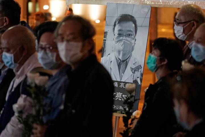 Des proches du médecins Li Wenliang lui rendent hommage.