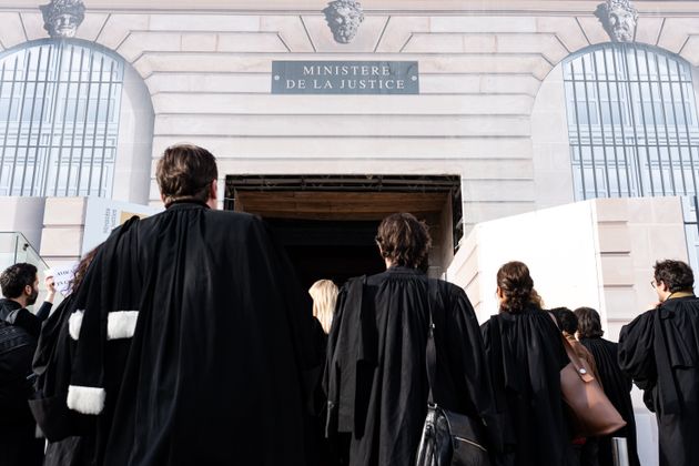 Des avocats en grève devant le ministère de la Justice à Paris pour protester contre...