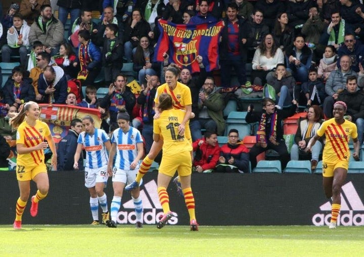 La defensa del Barcelona, Marta Torrejón (c-arriba) celebra su tanto que supuso el 1-0 ante la Real Sociedad durante la final de la Supercopa femenina de fútbol que se disputa en el estadio Helmántico de Salamanca este domingo. EFE/J.M.GARCÍA