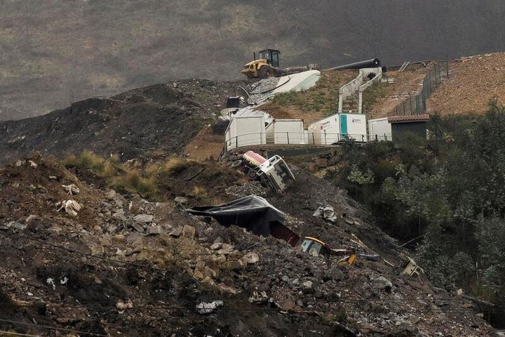 Miembros de los servicios de emergencia continúan la búsqueda este sábado de los dos desaparecidos el pasado jueves tras quedar sepultados por un corrimiento de tierras en un vertedero de la localidad vizcaína de Zaldibar, Bizkaia. EFE/ Miguel Toña
