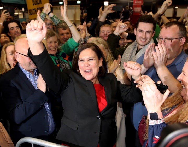 La líder del Sinn Féin, Mary Lou McDonald, celebra junto a sus seguidores los resultados provisionales tras las elecciones legislativas en Irlanda.