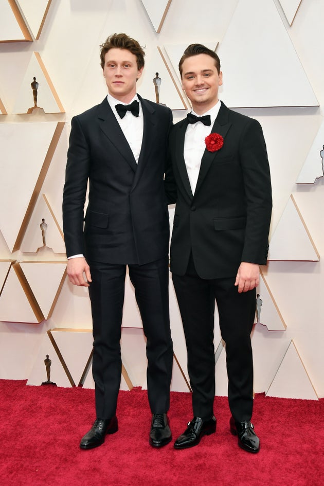 Από αριστερά ο Τζορτζ Μακέϊ και ο Ντιν-Τσαρλς Τσάπμαν, πρωταγωνιστές της ταινίας του Σαμ Μέντες «1917» στο κόκκινο χαλί της 92ης τελετής απονομής των Οσκαρ.