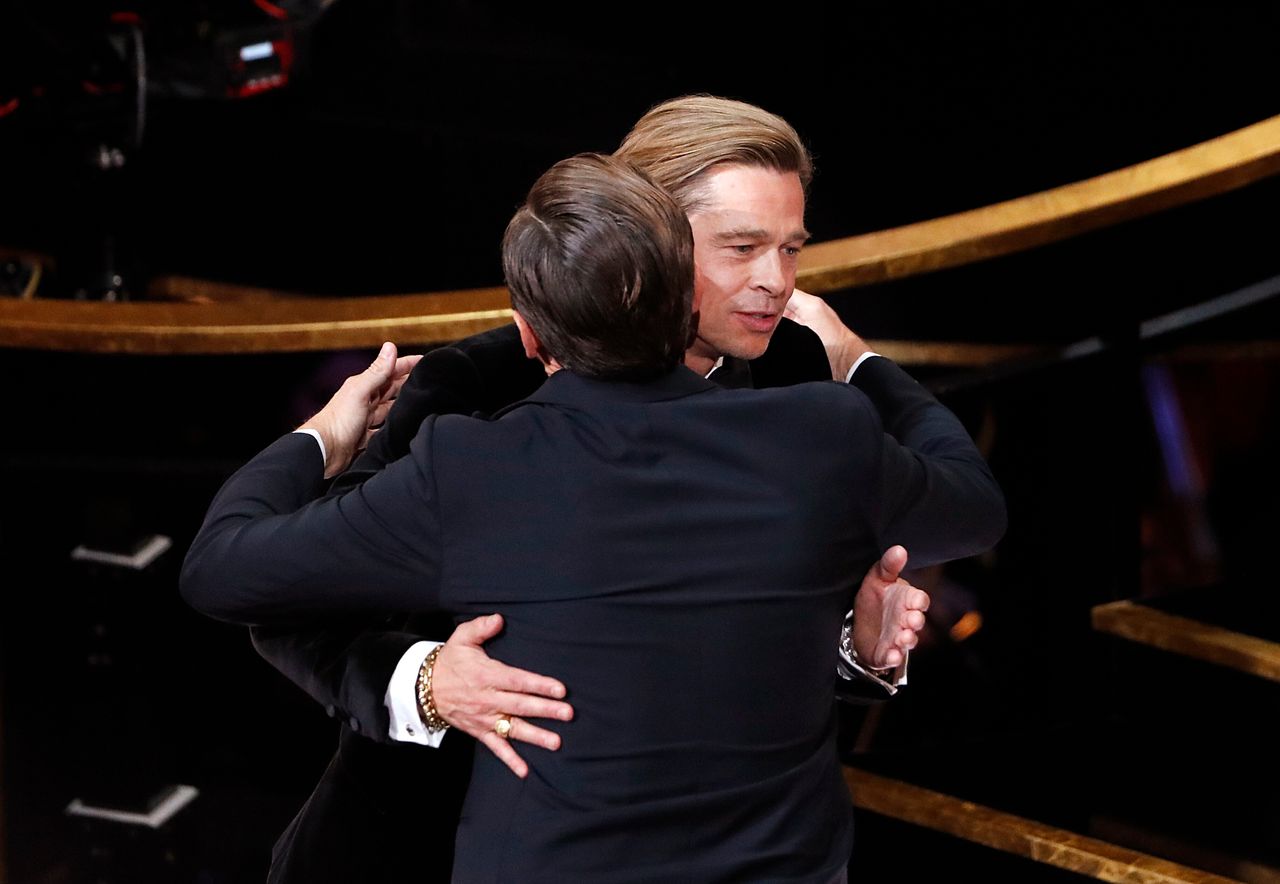 「ワンス・アポン・ア・タイム・イン・ハリウッド」で助演男優賞を受賞し、レオナルド・ディカプリオさん（左）と抱き合うブラッド・ピットさん