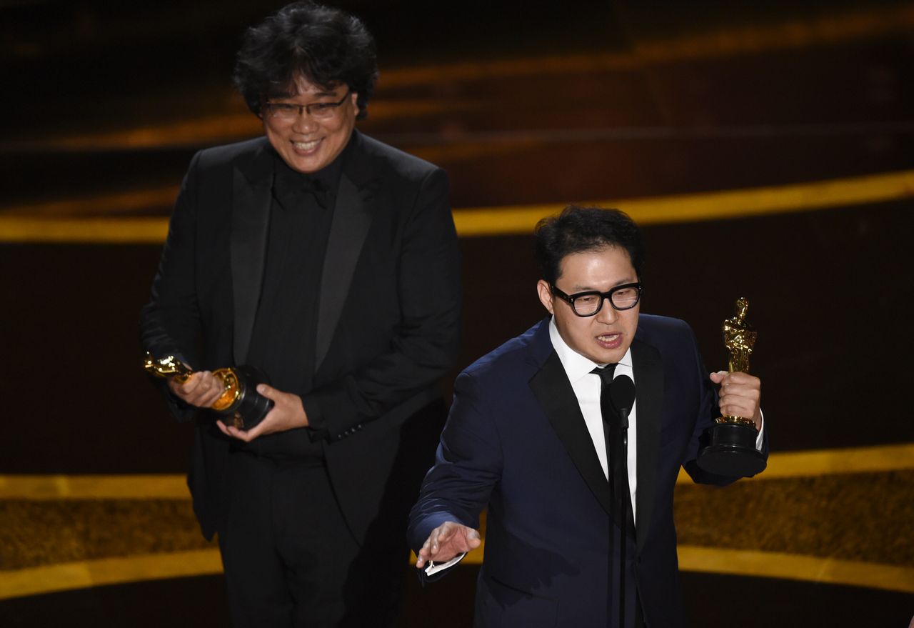 「パラサイト 半地下の家族」で脚本賞を受賞したハン・ジンウォン氏（右）とポン・ジュノ氏