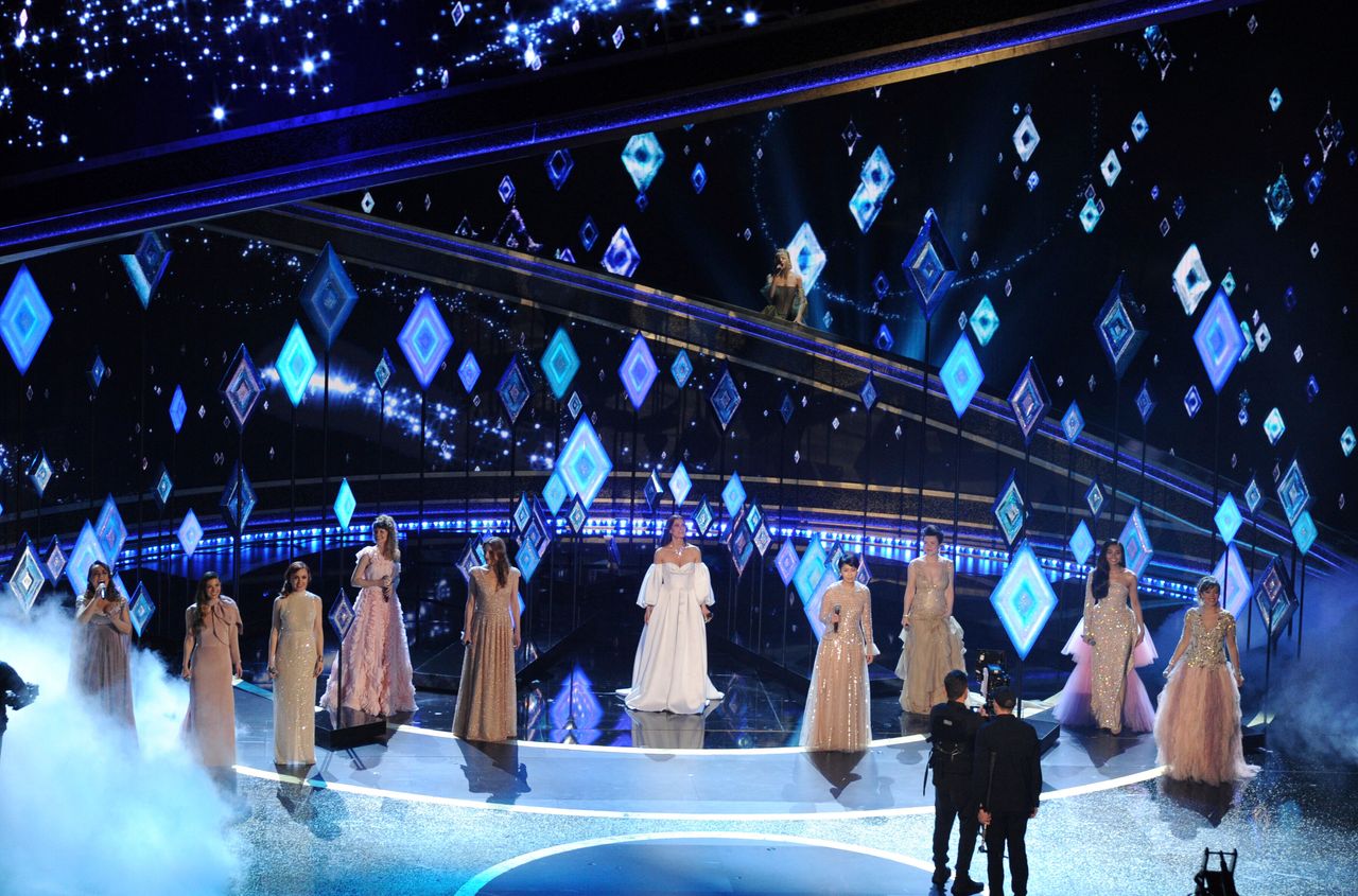 『アナと雪の女王2』の主題歌「イントゥ・ジ・アンノウン」を歌唱するイディナ・メンゼルさんや松たか子さんを含む、世界各国のエルサ役たち。
