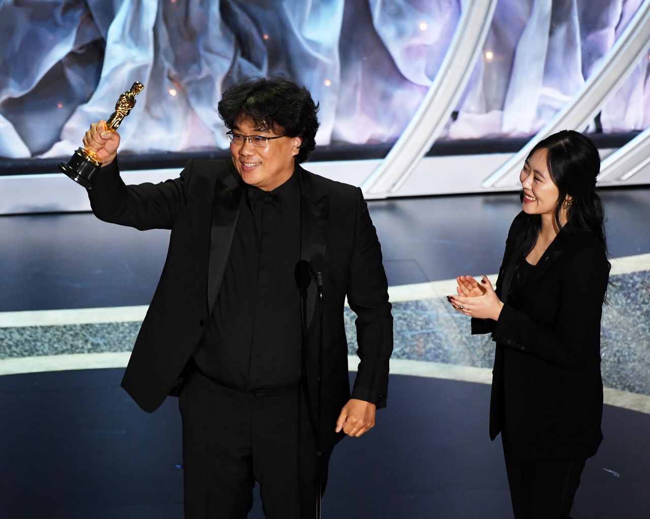 国際長編映画賞を受賞した「パラサイト 半地下の家族」。ポン・ジュノ監督がオスカー像を受け取りました