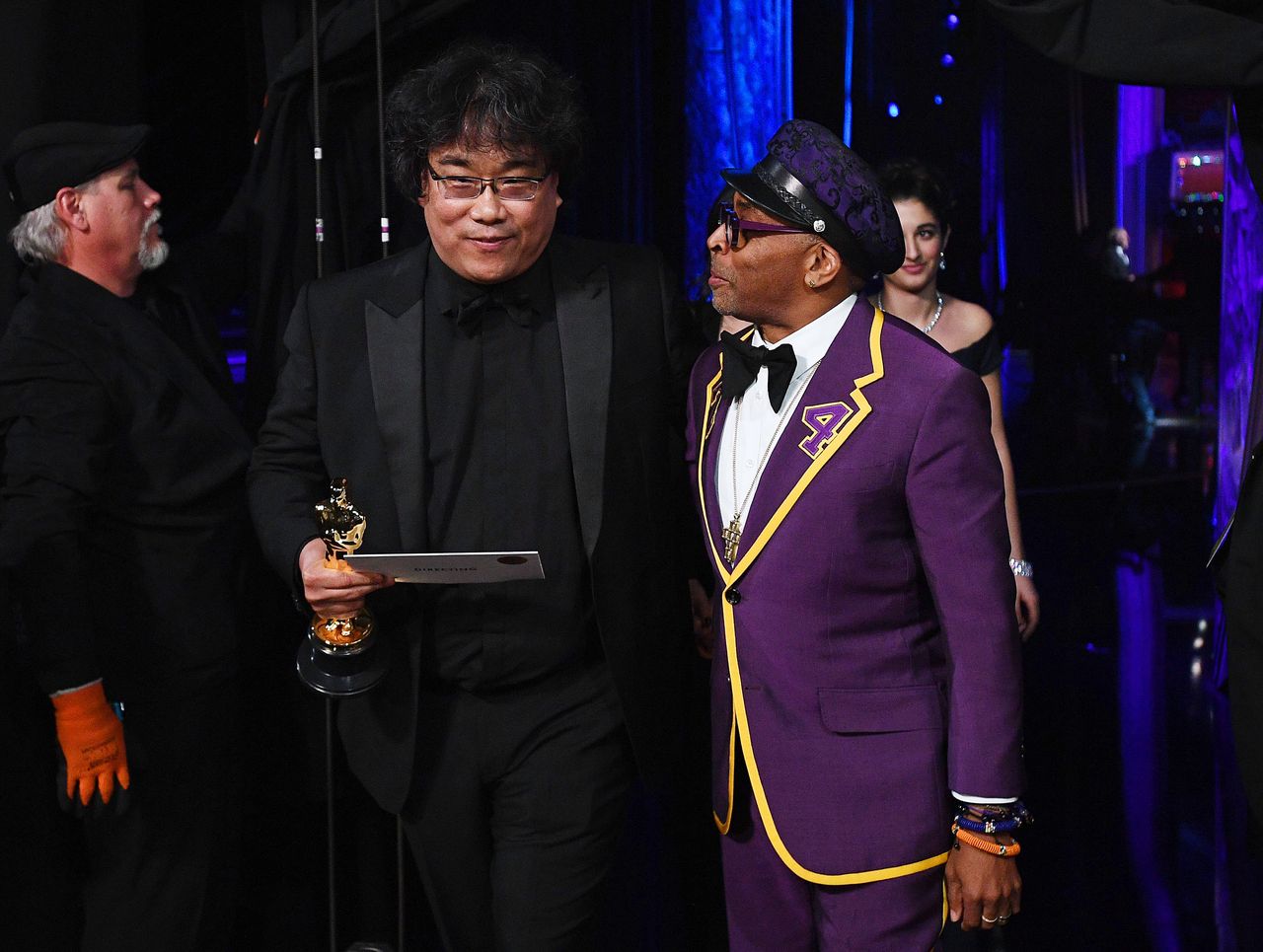 Ο μεγάλος νικητής των 92ων Βραβείων Όσκαρ, Νοτιοκορεάτης Μπονγκ Τζουν-χο με τον Σπάικ Λι, ο οποίος απέτισε φόρο τιμής με την ενδυματολογική επιλογή του στον καλό του φίλο Κόμπι Μπράιαντ