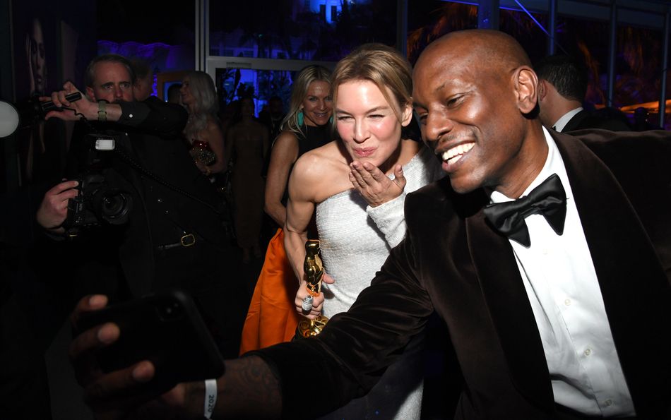 Oscar-winner Renee Zellweger was giving out selfies to her adoring celebrity fans