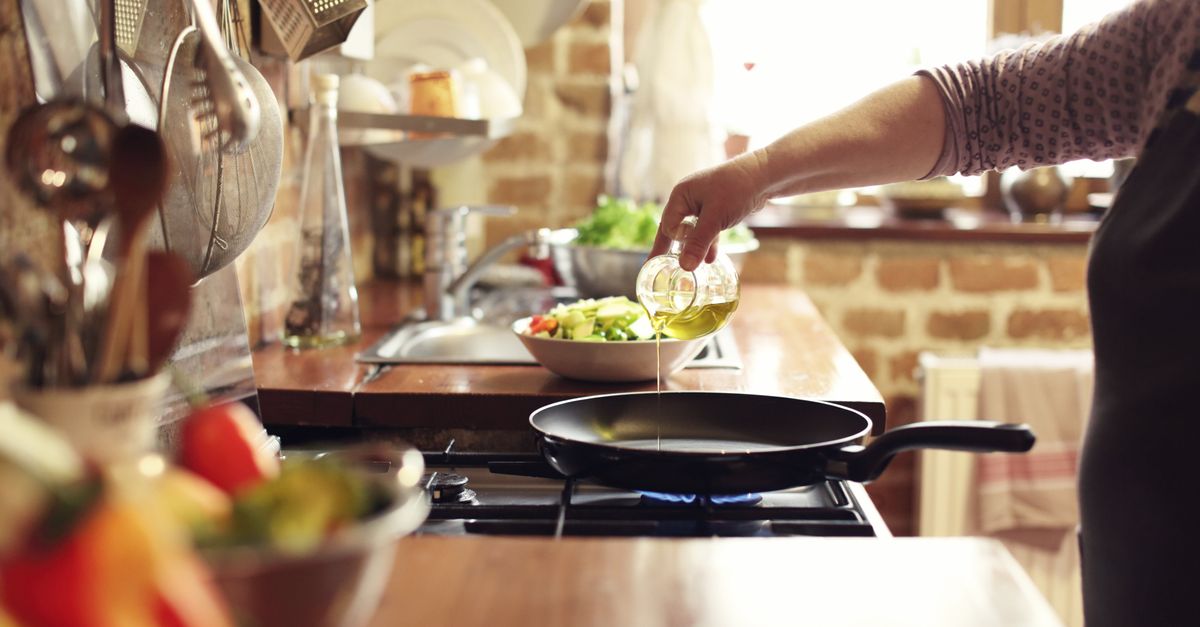 He cooks dinner. Готовка на кухне. Готовка картинки. Нагревание на кухне. Фон красивый кухонный стол для готовки.