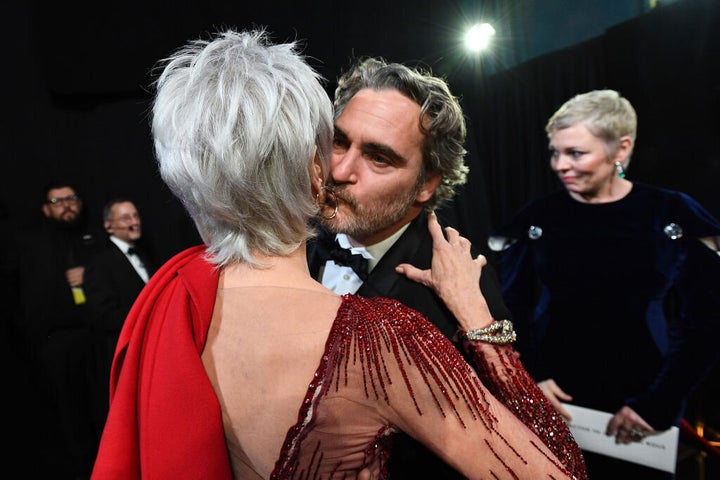 Jane Fonda besa a Joaquin Phoenix en un momento de la gala. El actor es uno de los acompañantes de la actriz en sus protestas de los viernes contra el cambio climático.