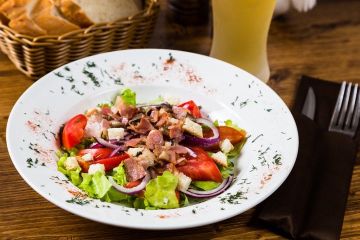 Un plato de un restaurante