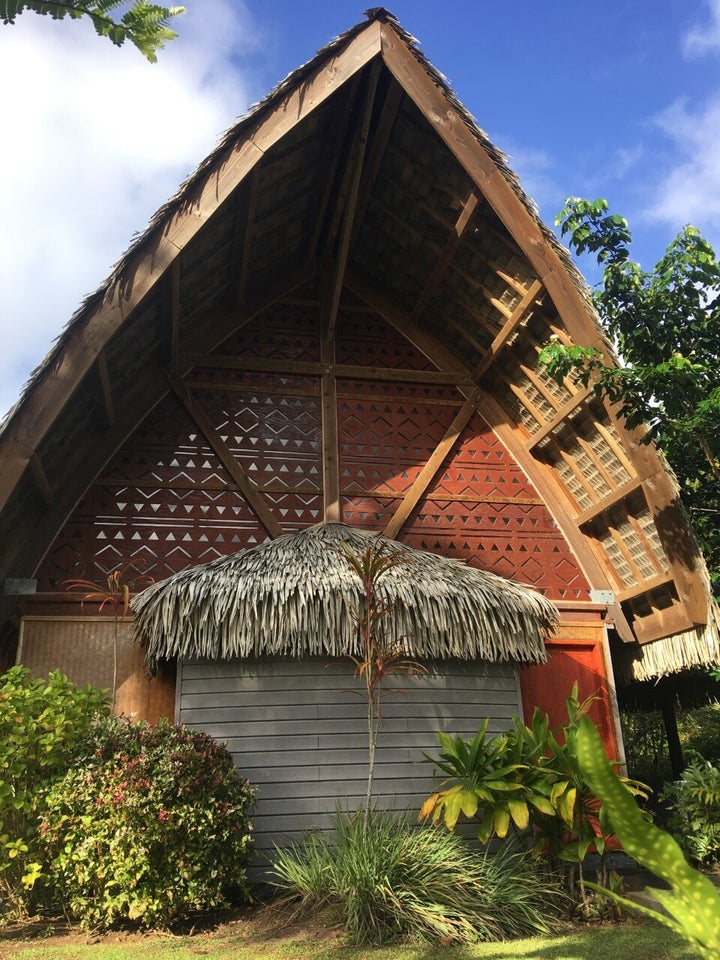 Notre bungalow dans le village de Lapita, sur l’île de Huahine: le clair de lune s’infiltrait par les petites ouvertures sculptées dans le bois et projetait au plafond des rais de lumière triangulaires (le triangle est symbole de changement).