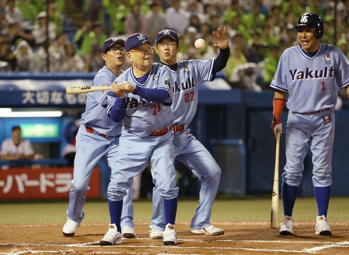 ヤクルトのOB戦に代打で登場した元監督の野村克也氏（手前）と（奥左から）川崎憲次郎、古田敦也、池山隆寛の各氏＝2019年7月11日、神宮球場